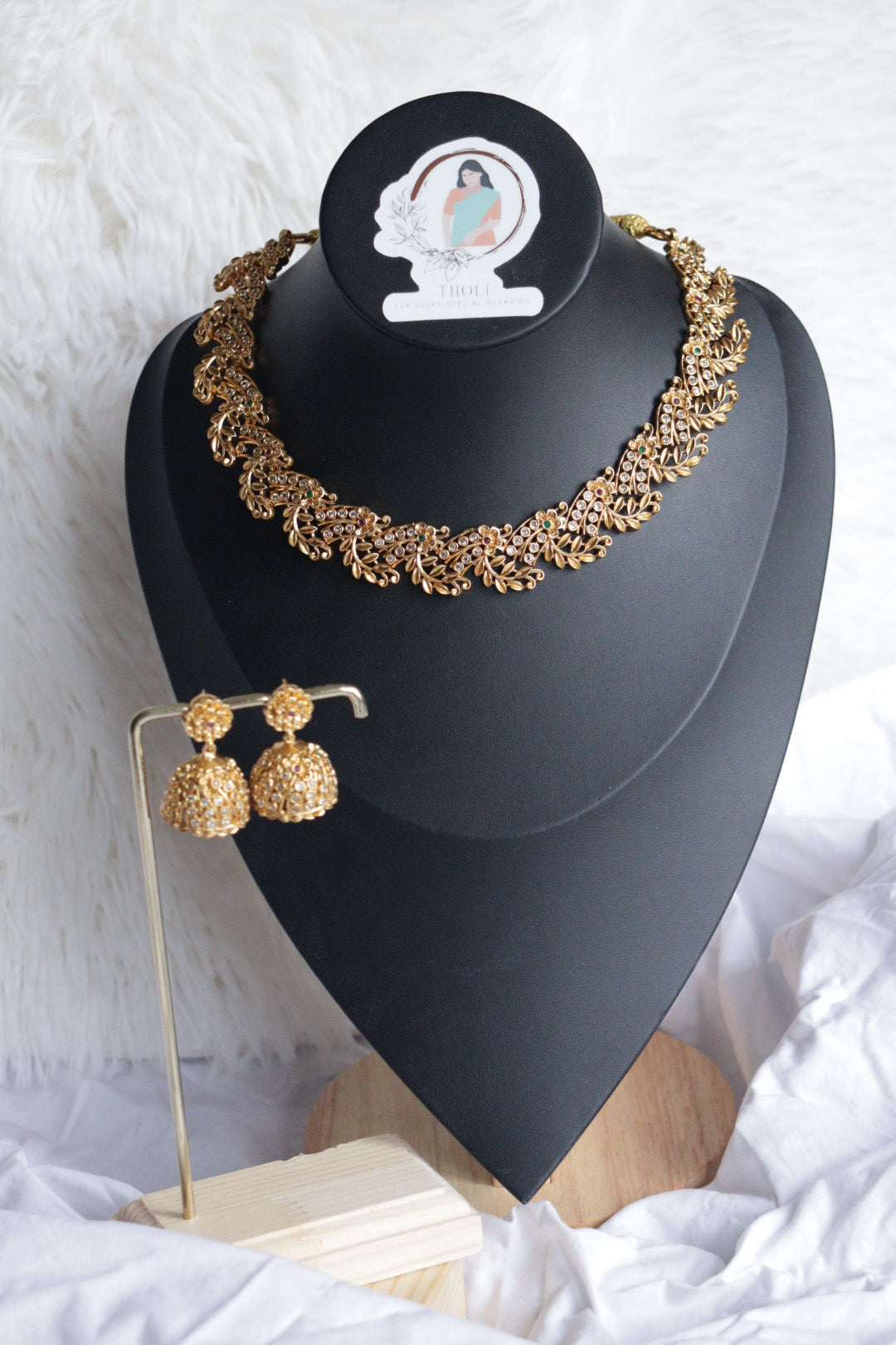 Gold plared short necklace