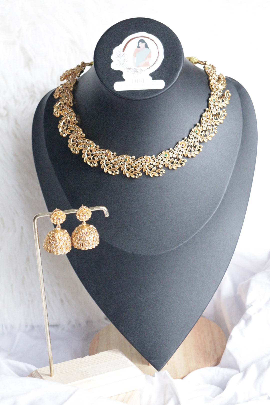 Gold plared short necklace